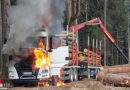 Nö: Holzlaster brennt während Verladearbeiten in Wald in Pfaffenschlag