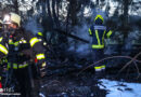 Oö: Brand einer größeren Holzhütte in Waldstück in Kronstorf