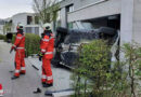 Schweiz: Auto landet bei spektakulärem Unfall in Uitikon in Hauseingang → 78-Jährige befreit