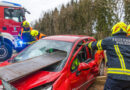 Oö: Feuerwehren Alkoven und Polsing beüben Basics für “Verkehrsunfall, Personen eingeklemmt”