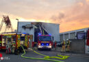 D: Feuer in Abschleppunternehmen in Lehrte → Sattelauflieger mit Elektrorollern sowie mehrere Pkw brennen in Halle vollständig ab