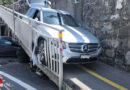 Schweiz: Auto bleibt auf sich verengendem Fußweg zwischen Geländer und Mauer stecken