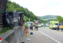 Schweiz: Auto landet nach Kollisionen auf A 2 seitlich liegend auf Lärmschutz-Leitplanke → ein Toter (38), drei teils schwer Verletzte