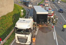 Oö: Schwierige Bergung eines auf der A 1 verlorenen und an Zugmaschine verkeiltem Sattelauflieger