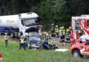 Stmk: Pkw prallt auf B 76 bei Rassach frontal in Gefahrgut-Lkw → eine Tote (42)