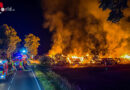 D: Brand einer Strohmiete mit mehreren hundert Rundballen in Menden