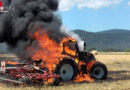 Nö: Traktor auf Feld in Ternitz in Vollbrand