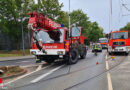 D: Kraneinsatz in Bonn: Pkw prallt gegen Ampelmast → dieser stürzt auf den Fahrdraht der Straßenbahn