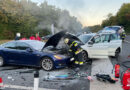 Stmk: Nach Abbiege-Kollision kracht Pkw in Sebersdorf gegen E-Auto → Rauchentwicklung, zwei Verletzte