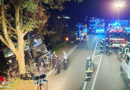 D: Sattelzugmaschine prallt in Schalksmühle frontal gegen einen Baum → Fahrer schwer, Kind leicht verletzt