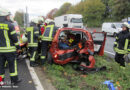 D: Große Seitenöffnung für Personenrettung nach Pkw-Unfall in Mülheim / Ruhr geschaffen