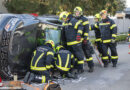 Oö: Personenrettung durch Windschutzscheibe nach Kreuzungsunfall in Pasching