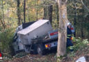 Oö: Kleintransporter nach Kollision mit Pkw in Reichraming 20 Meter abgestürzt