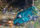 Bayern: Kollidierende Zugsgarnitur schleift Kleinbus in Bischofswiesen mit → Fahrzeug mit Front im Bachbett