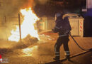 D: Brennende Mülltonne und brennender Altpapiercontainer in Halloweennacht in Herdecke