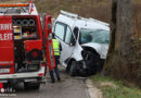 Oö: Kastenwagen-Lenker nach Kollision mit Baum in Kematen / Kr. eingeklemmt