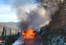 D: Gemeldeter Flächenbrand stellt sich als brennender Pkw in Plettenberg heraus