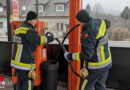 Nö: Knapp 300 l Diesel auf Tankstelle in Gloggnitz ausgeflossen → Lkw-Fahrer treibstoffgetränkt