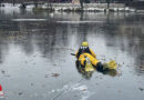 D: Feuerwehr Dresden für vermeintlich festgefrorenem Schwan im Einsatz