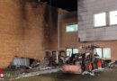 D: Brand am Sportplatz der Universität Bonn → Feuer zerstört drei Fahrzeuge und verursacht Gebäudeschaden