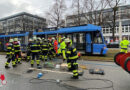 Bayern: Mann zwischen Absperrgitter und Straßenbahn eingeklemmt