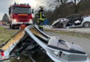 D: Feuerwehr befreit Fordfahrer nach Kollision mit Lkw aus Auto → Lkw landet in Bad Salzuflen im Graben