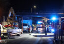 Oö: Bagger auf Anhänger rammt Eisenbahnbrücke in Edt bei Lambach