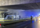 D: Reisebus brennt unterhalb einer Brücke in Bonn