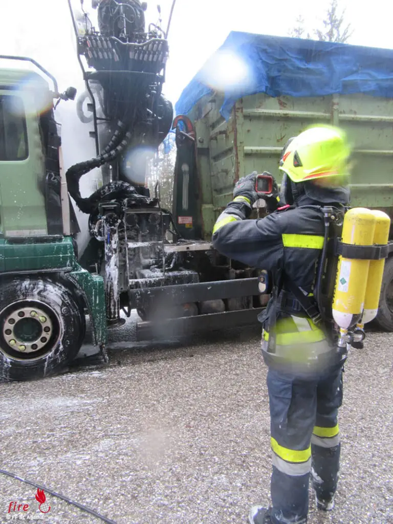 Oö: Verkeilter Und Brennender Lkw Am 14. März 2023 In St. Agatha (GM ...