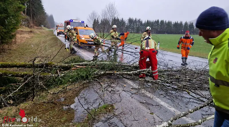 Tirol: Umgestürzter Baum Blockierte Fahrbahn Der B 178 (Loferer ...