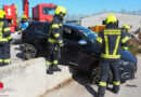 Nö: Lenkerin sitzt mit Auto auf Laderampe auf