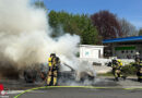 D: Pkw vor Tankstellengelände in Essen in Vollbrand