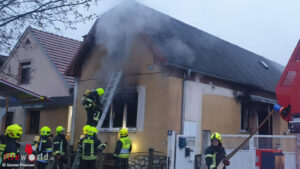 Bgld: Vier Feuerwehren mit 90 Kräften bei Wohnungsbrand in Wimpassing an der Leitha