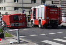 Wien: Feuerwehrfahrzeug auf Einsatzfahrt nach Kollision mit Pkw umgestürzt