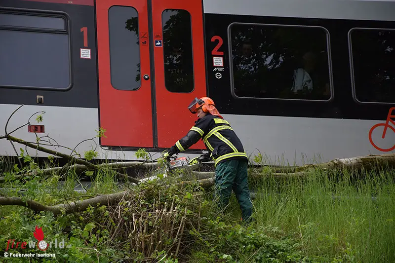 D: Baum Fällt Auf Bahnstrecke In Iserlohn → Zwei Drehleitern Bei ...