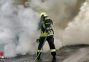 D: Brennender Pkw steht in Neuss in dichter Qualmwolke