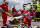 Nö: Kleintransporter gegen Lkw an Tankstelleneinfahrt in Krems – Person klemmt in Fahrzeug