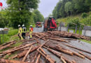 D: Lkw-Anhänger stürzt um und blockiert Bundesstraße 480 bei Olsberg mit jeder Menge Holz