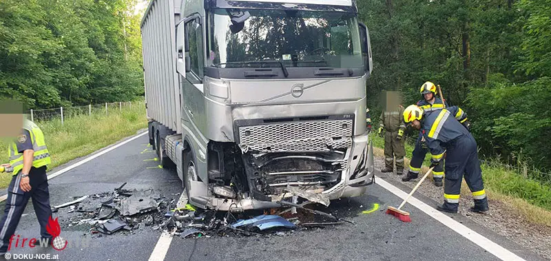 Nö: Zwei Tote (18, 19) Bei Schwerer Kollision Zwischen Pkw Und Lkw Bei ...