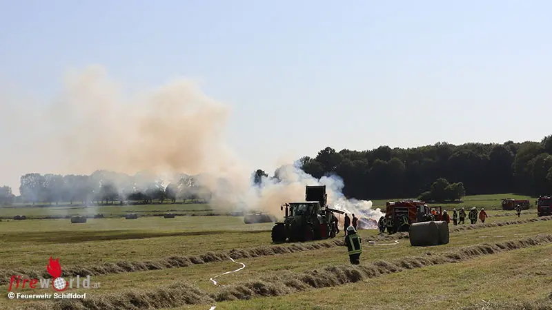 D: Ballenpresse Fängt Bei Schiffdorf Feuer Und Setzt Ballen Auf Feld In ...