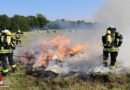 D: Ballenpresse fängt bei Schiffdorf Feuer und setzt Ballen auf Feld in Brand