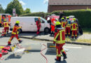 D: Person klemmt in Kaltenkirchen in auf der Seite liegenden Pkw