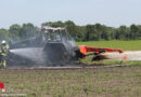 D: Traktor geht während der Fahrt in Flammen auf