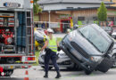 Oö: Pkw „parkt“ nach Kreuzungskollision in Lambrechten auf anderem Auto