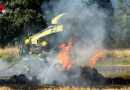 Nö: Drei Feuerwehrleute halten Rundballenpressenbrand in Maria Taferl in Schach