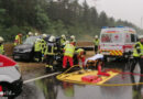 Nö: Menschenrettung im strömenden Regen nach Pkw-Kollision mit Abschleppwagen bei Wr. Neustadt → zwei Verletzte