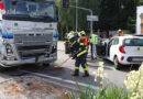 Oö: Kreuzungsunfall zwischen Lkw und zwei Pkw