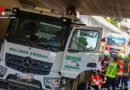 Oö: Lkw mit Kranaufbau steckte in Ansfelden in Pyhrnbahn-Unterführung fest