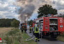 D: Brennende Quaderballenpresse in Rotenburg noch auf asphaltierten Feldweg gezogen