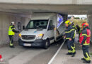 Nö: Einmal mehr Transporter-Kofferaufbau in Unterführung in Wiener Neudorf zerstört